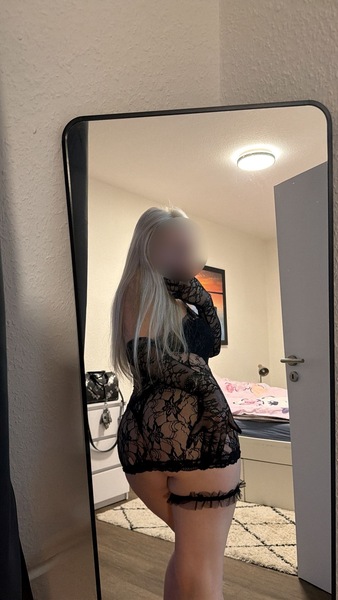 Foto von Julia Av S**irting bis Samstag Abend