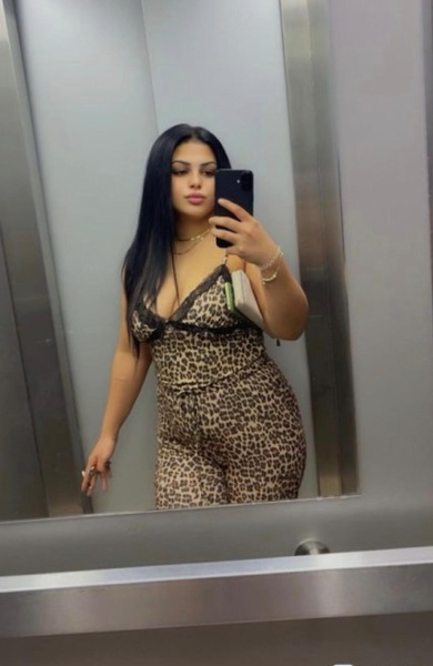 Foto von Top Brunette JULIA
