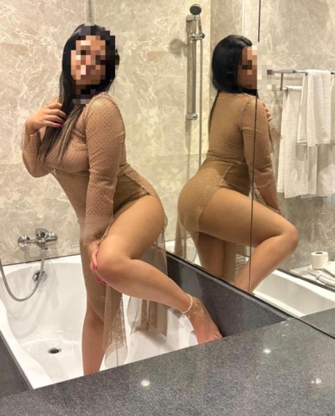 Foto von Top Brunette JULIA
