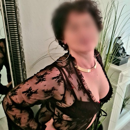 Julia im Exklusiv Massage Studio, Reiskirchen