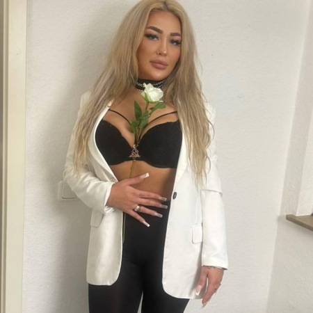 DT H*SE SARAH DEUTSCH FAKECHECK, München