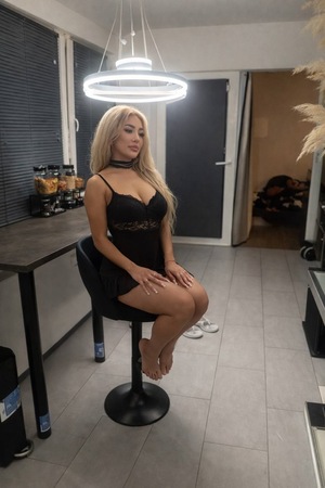 DT H*SE SARAH DEUTSCH FAKECHECK, München