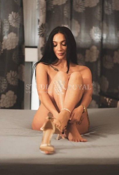 Foto von Chloe im Studio Royal