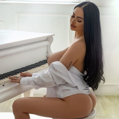 Carlita - Elegant Independent Companion, München