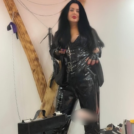 <img src="https://static.ladies-cdn.de/ladies/images/static-cdn/ladies-stars/img/ladies-stars-logo-icon.svg" class="starsContentIcon" />Erfahrene Bizarre Lady Sabrina, Löhne