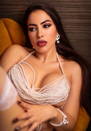 Jade Vela, Trier