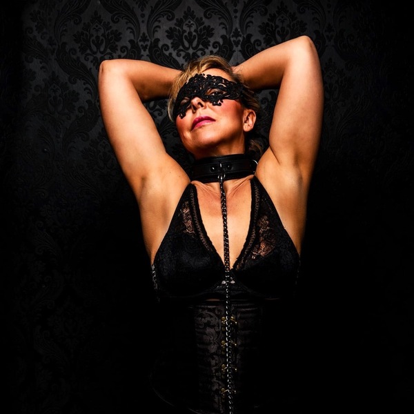 Enoma Hart – Berlin-Schoneberg photo 2