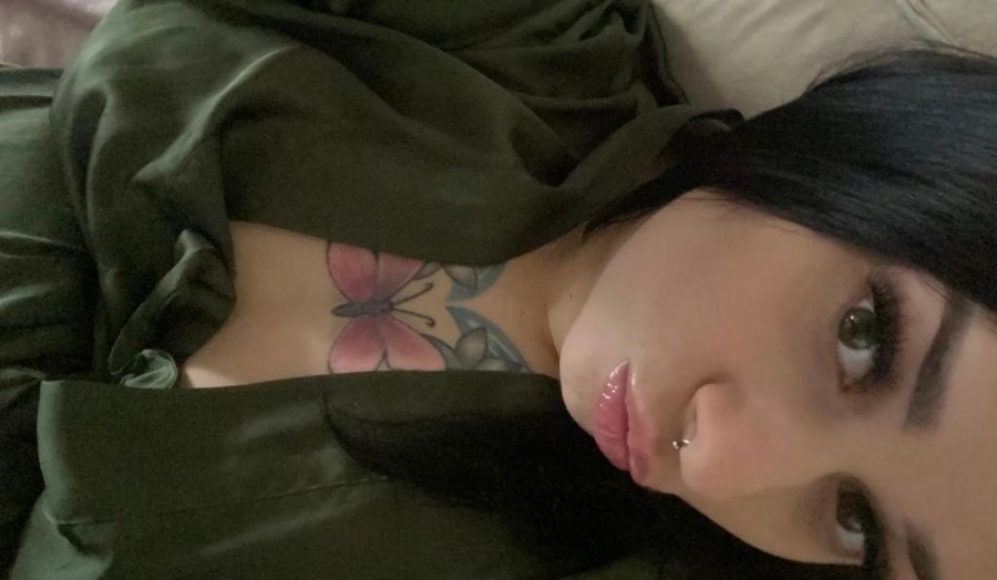 Foto von Nelly der verführerische und versa*te Bla*ehase