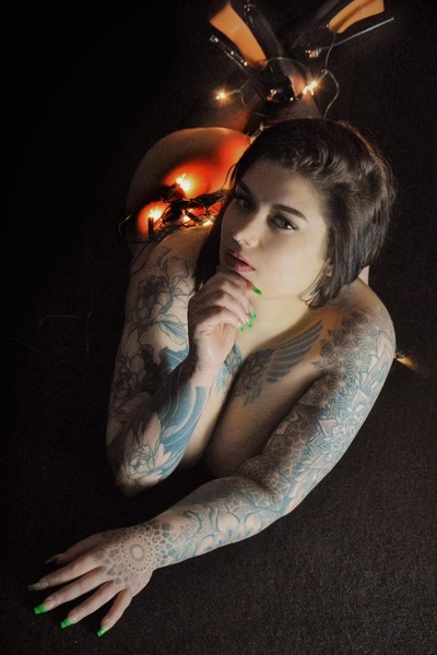 Foto von Nelly der verführerische und versa*te Bla*ehase