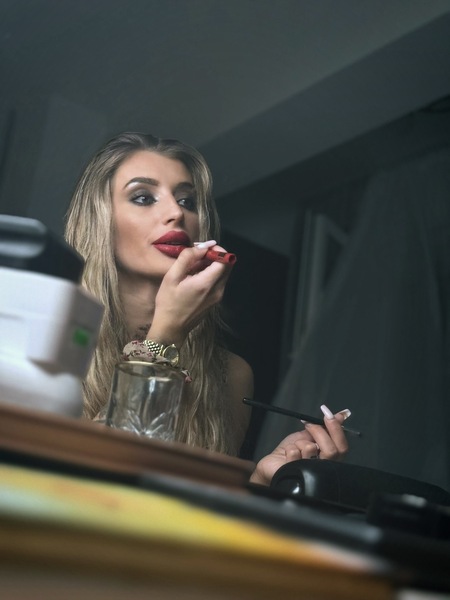 Foto von Adela - Party/ WhatsApp Contact