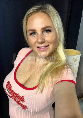 Barbi* White im Studio Royal, Herford