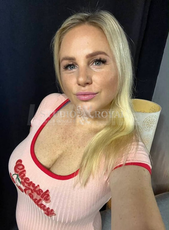 Barbi* White im Studio Royal, Herford