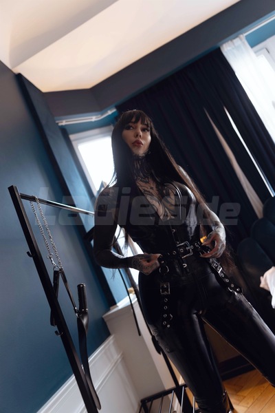 Foto von Black Empress - Lass dich in die Dunkelheit führen