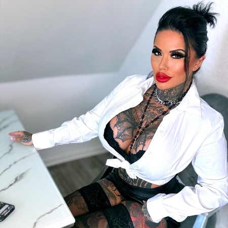 Bizarre Lady Tyra