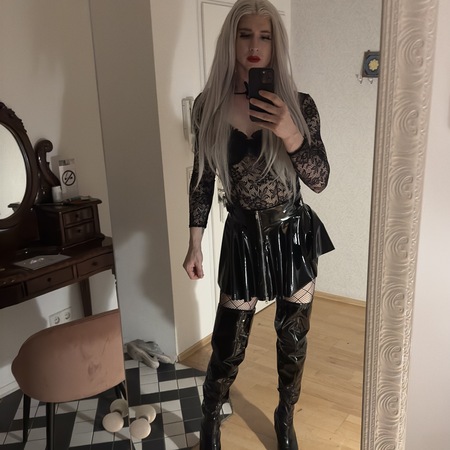 Nelly Shy, Frankfurt am Main