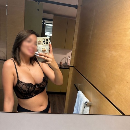 Adelina - NUR HAUS/HOTELBESUCH, Frankfurt am Main