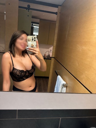 Adelina - NUR HAUS/HOTELBESUCH, Frankfurt am Main