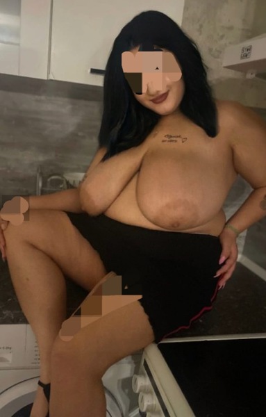 Foto von Elif mit XXL Naturbruste