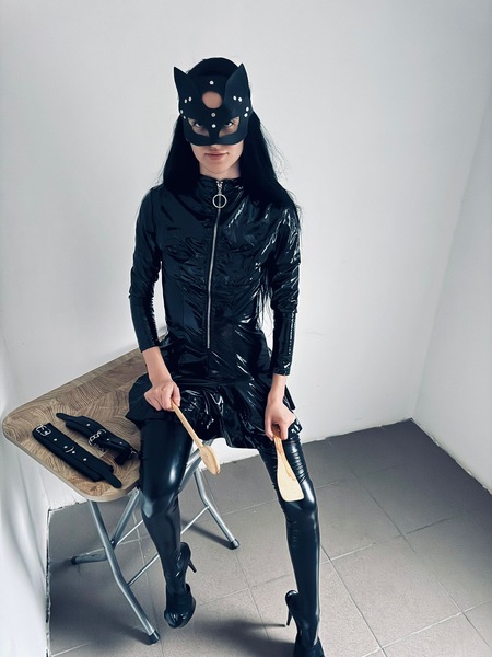 Foto von 18+ Junge Bizarrlady Noir