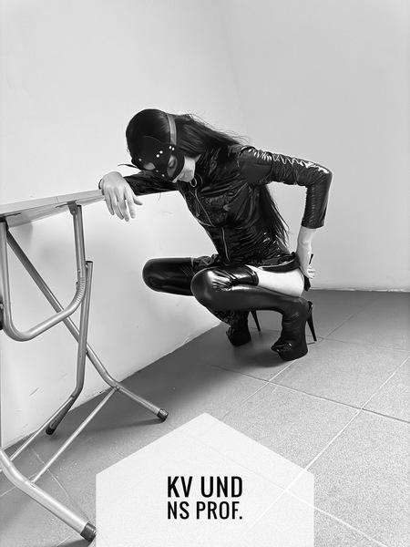 Foto von 18+ Junge Bizarrlady Noir