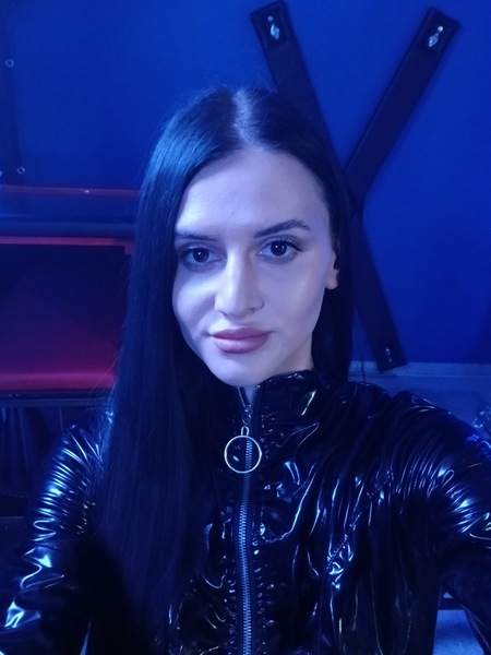 Foto von 18+ Junge Bizarrlady Noir