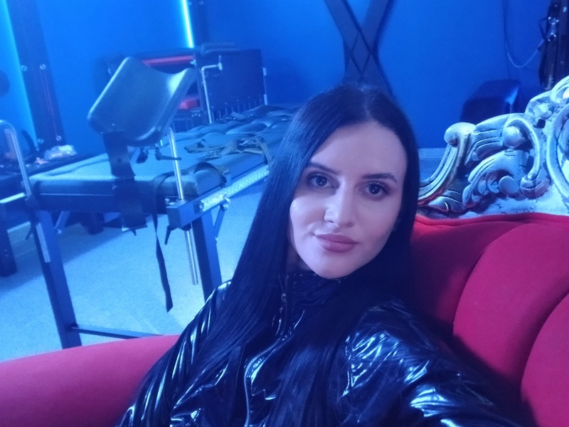 Foto von 18+ Junge Bizarrlady Noir