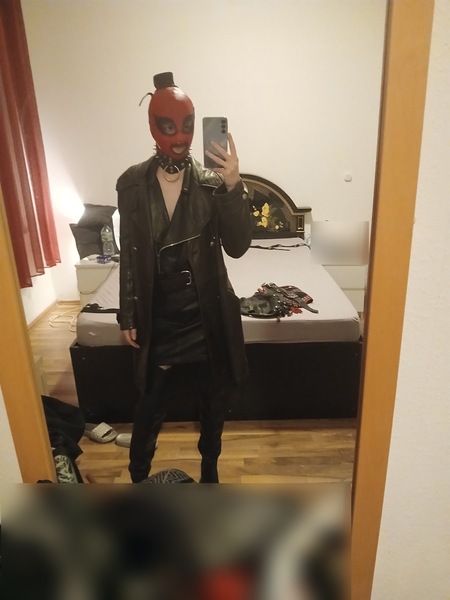 Foto von 18+ Junge Bizarrlady Noir