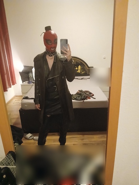 Foto von 18+ Junge Bizarrlady Noir