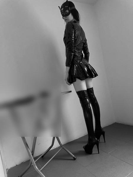 Foto von 18+ Junge Bizarrlady Noir